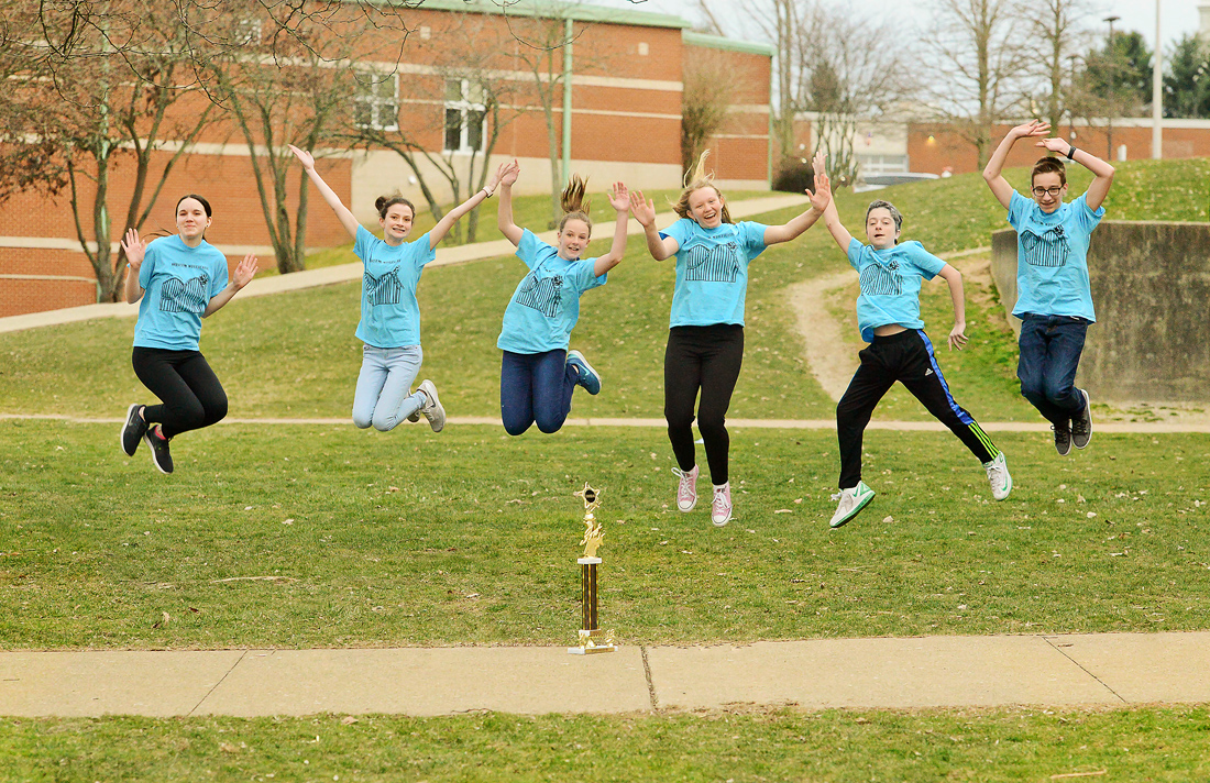 DI Diamonds jump in the hair in front of trophy